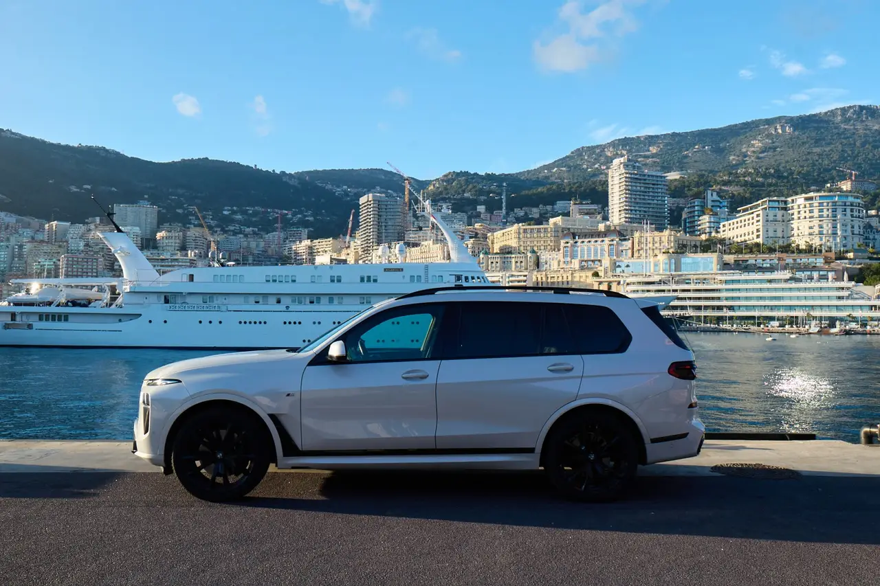 BMW X7 40d M 2024, Außenansicht — Super Car Rental Switzerland, Switzerland. BMW X7 40d M in Switzerland Der BMW X7 40d M, Baujahr 2024, steht in der Schweiz als…