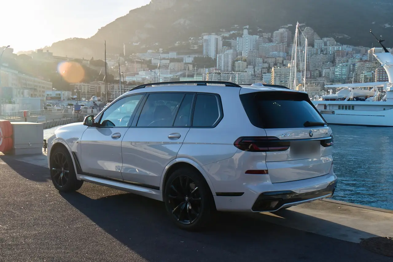 BMW X7 40d M 2024, Frontansicht — Super Car Rental Switzerland, Switzerland. BMW X7 40d M in Switzerland Der BMW X7 40d M, Baujahr 2024, steht in der Schweiz als…