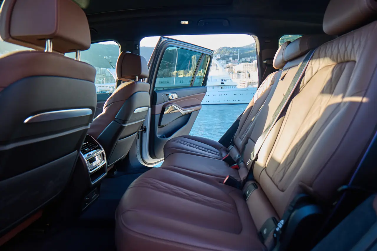 BMW X7 40d M 2024, Heckansicht — Super Car Rental Switzerland, Switzerland. BMW X7 40d M in Switzerland Der BMW X7 40d M, Baujahr 2024, steht in der Schweiz als…