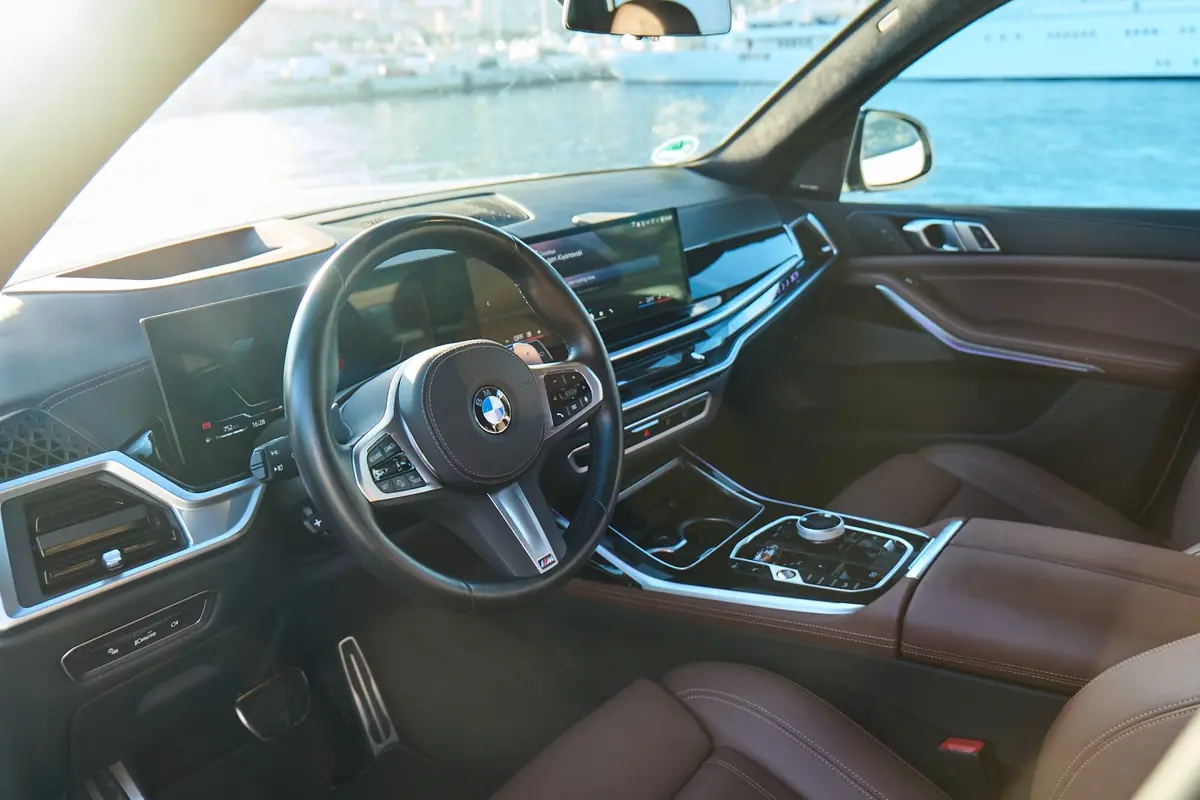 BMW X7 40d M 2024, Innenraum — Super Car Rental Switzerland, Switzerland. BMW X7 40d M in Switzerland Der BMW X7 40d M, Baujahr 2024, steht in der Schweiz als…