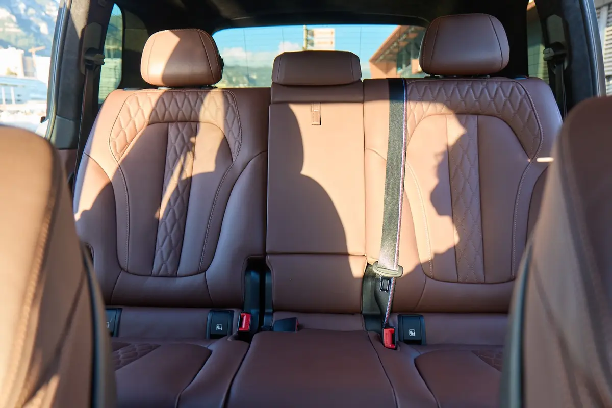 BMW X7 40d M 2024, Armaturenbrett — Super Car Rental Switzerland, Switzerland. BMW X7 40d M in Switzerland Der BMW X7 40d M, Baujahr 2024, steht in der Schweiz als…