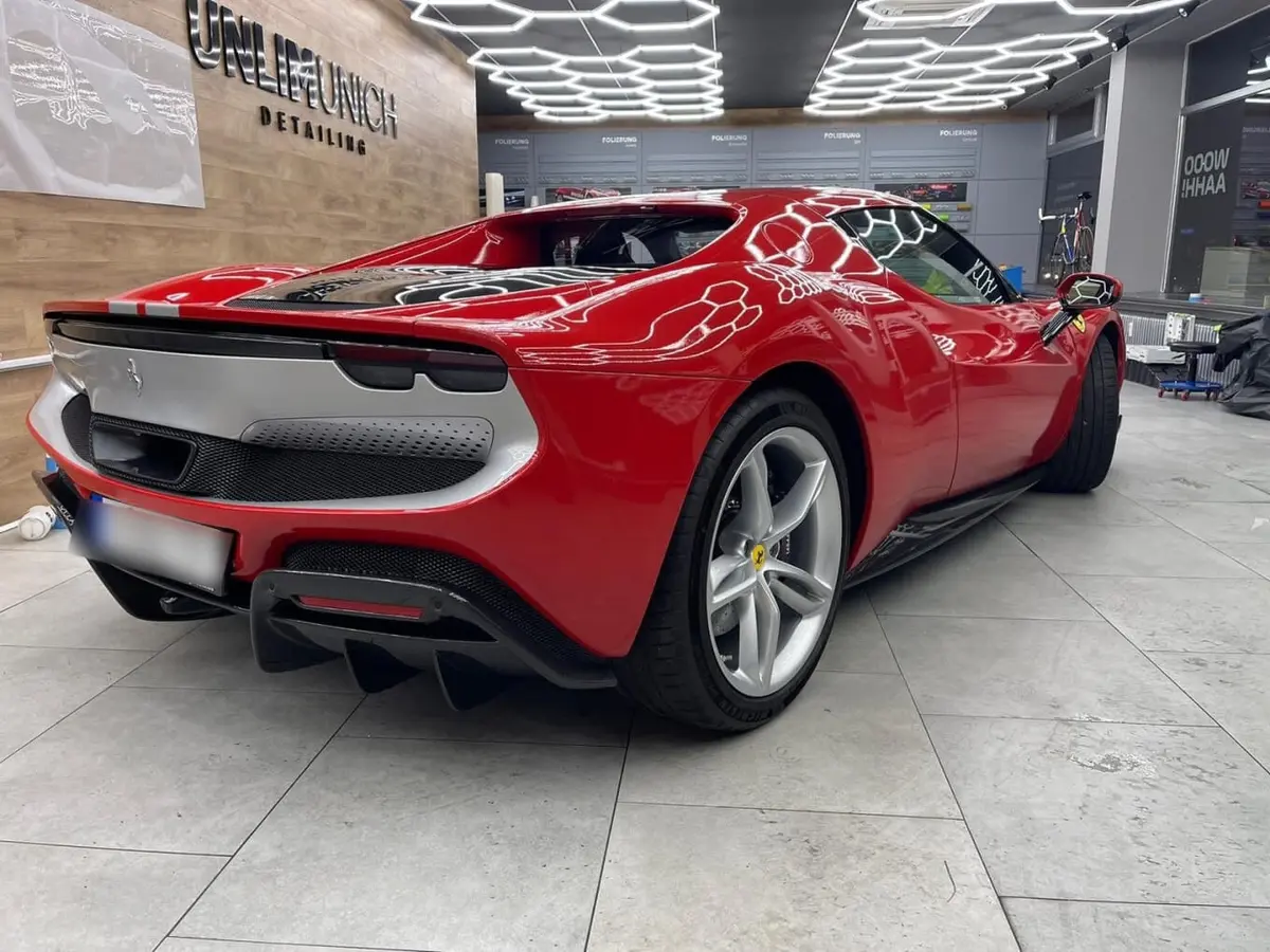 Ferrari 296 GTB 2023, Außenansicht — Super Car Rental Switzerland, Switzerland. Ferrari 296 GTB in Switzerland Der Ferrari 296 GTB aus dem Jahr 2023 steht in der Schweiz…