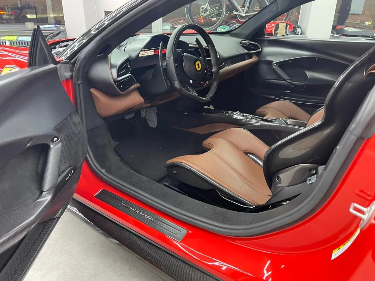 Ferrari 296 GTB 2023, Frontansicht — Super Car Rental Switzerland, Switzerland. Ferrari 296 GTB in Switzerland Der Ferrari 296 GTB aus dem Jahr 2023 steht in der Schweiz…