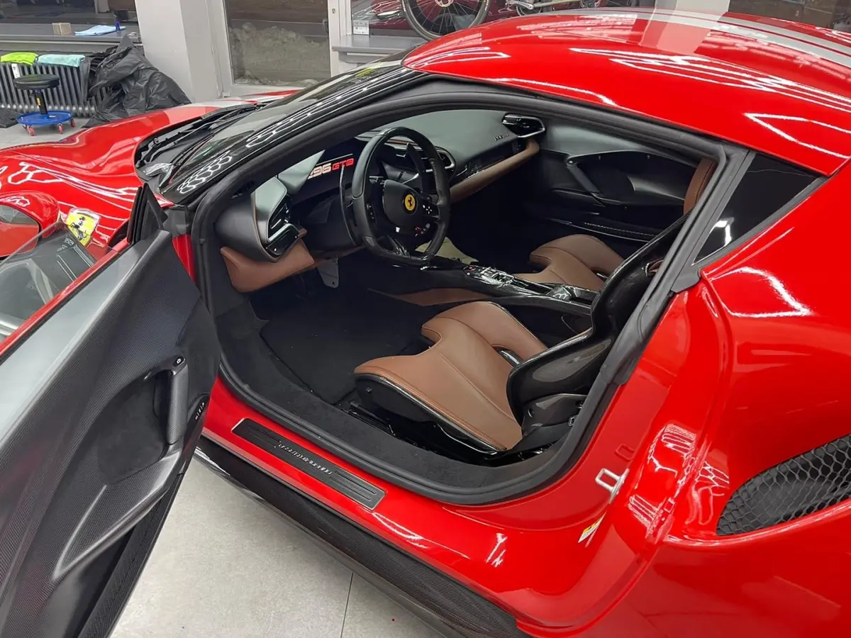 Ferrari 296 GTB 2023, Heckansicht — Super Car Rental Switzerland, Switzerland. Ferrari 296 GTB in Switzerland Der Ferrari 296 GTB aus dem Jahr 2023 steht in der Schweiz…