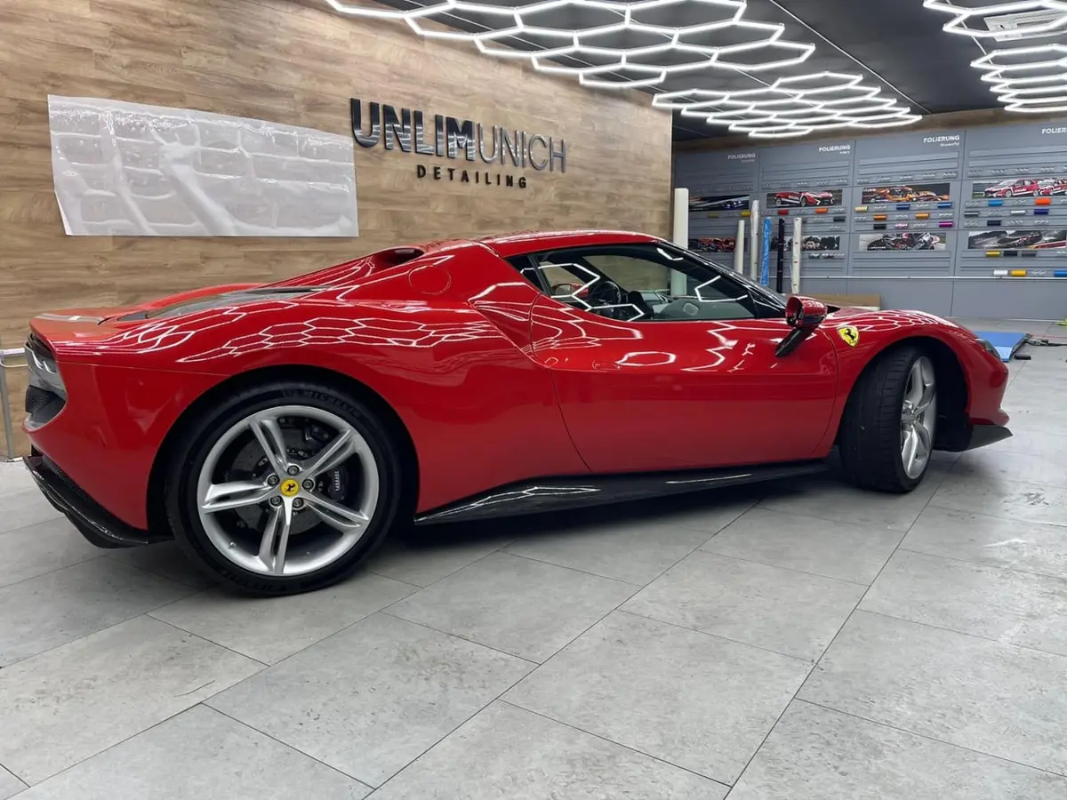 Ferrari 296 GTB 2023, Innenraum — Super Car Rental Switzerland, Switzerland. Ferrari 296 GTB in Switzerland Der Ferrari 296 GTB aus dem Jahr 2023 steht in der Schweiz…
