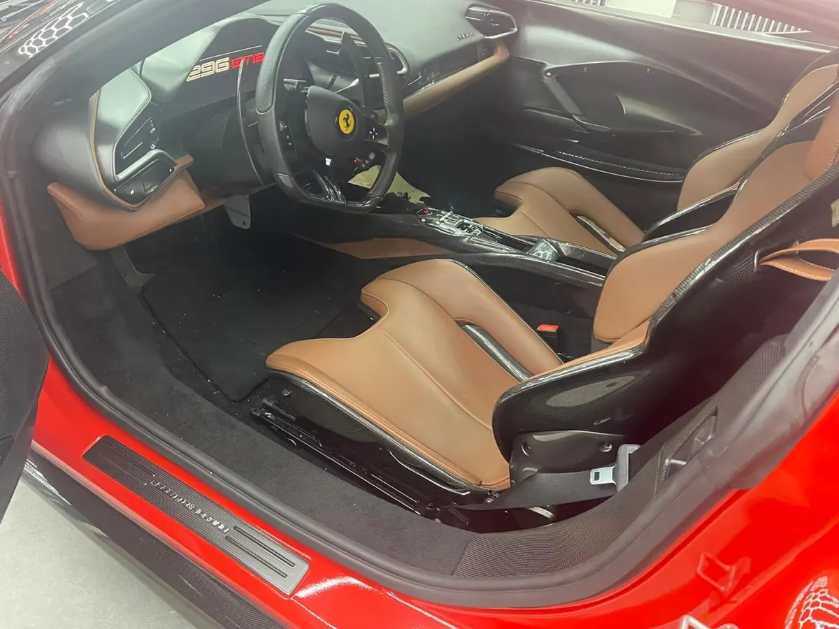 Ferrari 296 GTB 2023, Armaturenbrett — Super Car Rental Switzerland, Switzerland. Ferrari 296 GTB in Switzerland Der Ferrari 296 GTB aus dem Jahr 2023 steht in der Schweiz…