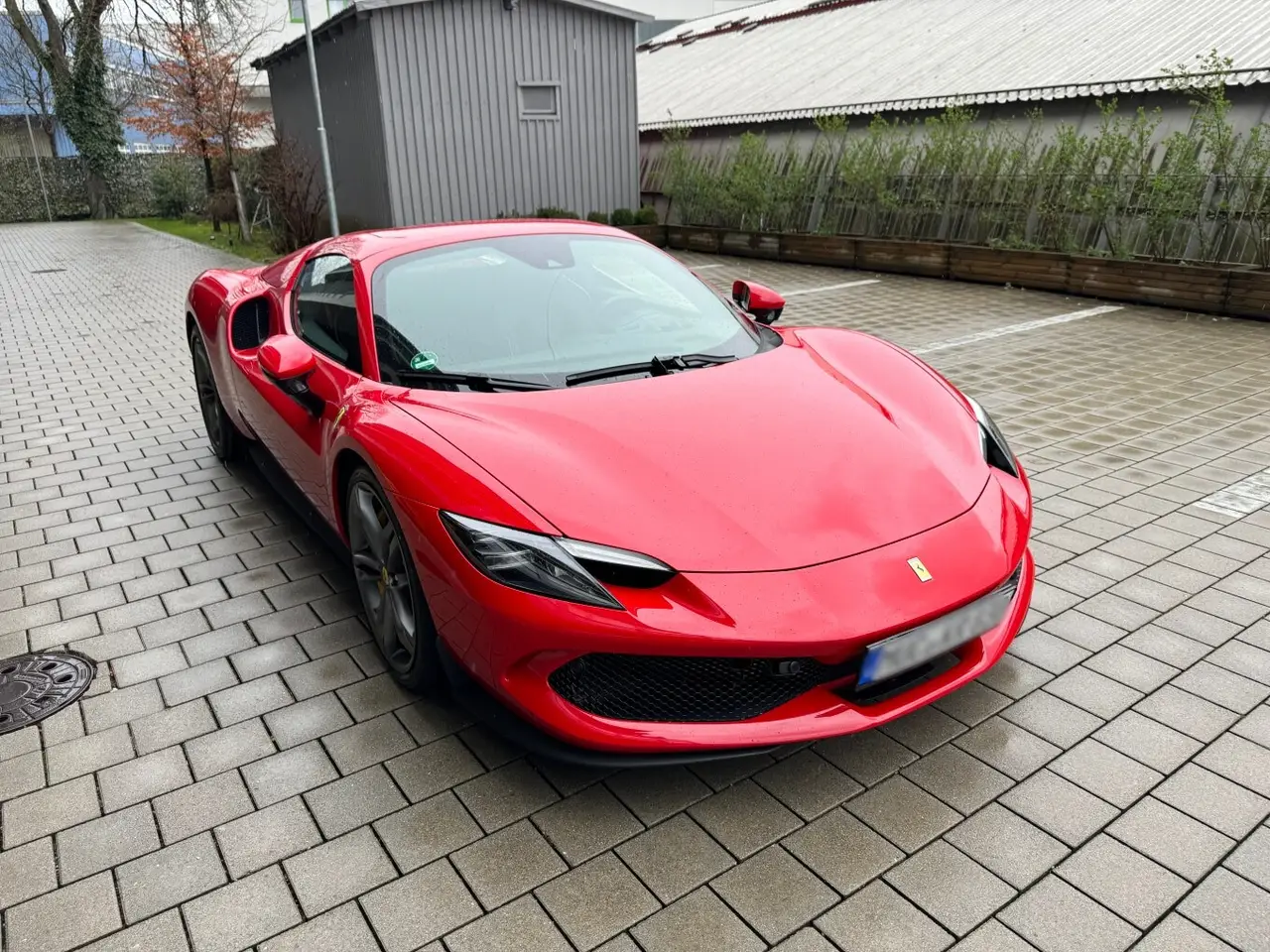 Ferrari 296 GTS Spider 2024, vista frontale — Super Car Rental Switzerland, Switzerland. Ferrari 296 GTS Spider in Switzerland Il noleggio della Ferrari 296 GTS Spider 2024 in…