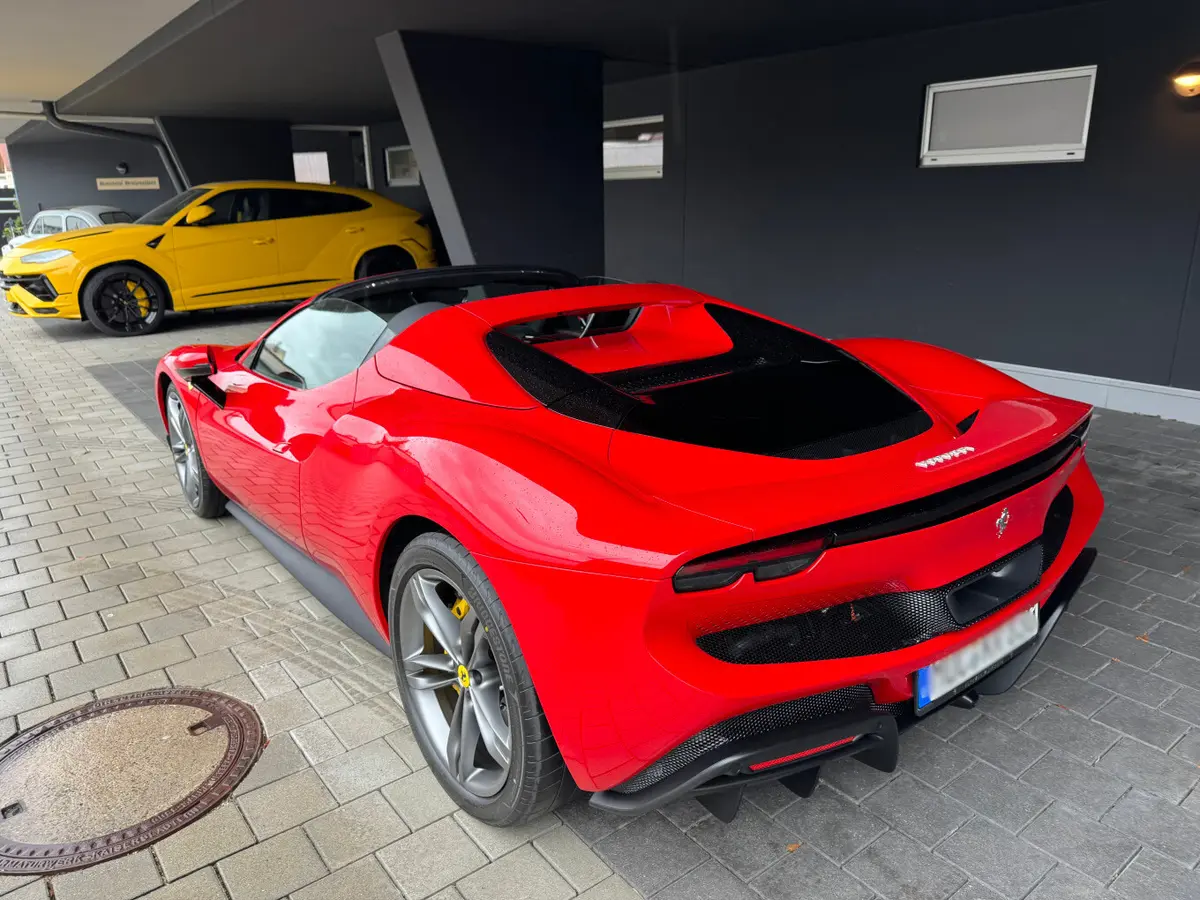 Ferrari 296 GTS Spider 2024, vista posteriore — Super Car Rental Switzerland, Switzerland. Ferrari 296 GTS Spider in Switzerland Il noleggio della Ferrari 296 GTS Spider 2024 in…