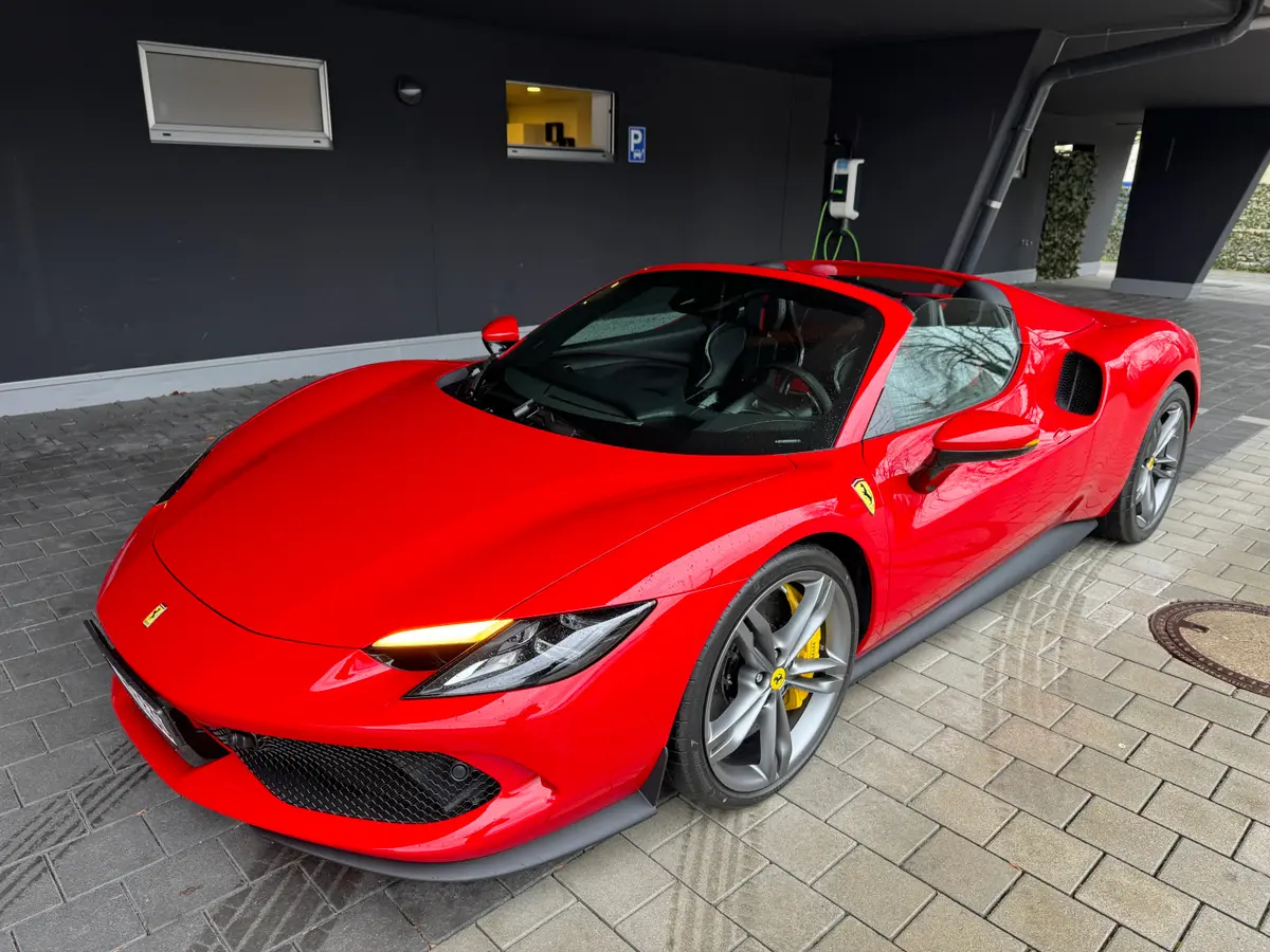 Ferrari 296 GTS Spider 2024, interni — Super Car Rental Switzerland, Switzerland. Ferrari 296 GTS Spider in Switzerland Il noleggio della Ferrari 296 GTS Spider 2024 in…