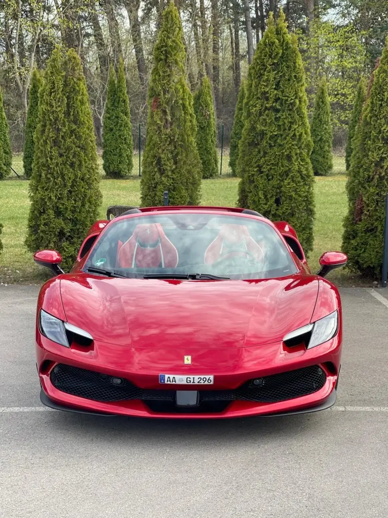 Ferrari 296 GTS Spider 2025, vista frontale — Super Car Rental Switzerland, Switzerland. Ferrari 296 GTS Spider in Switzerland Il noleggio della Ferrari 296 GTS Spider 2025 in…
