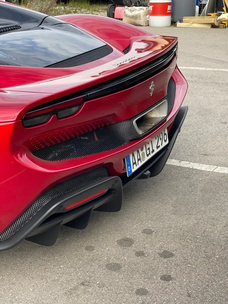 Ferrari 296 GTS Spider 2025, vista posteriore — Super Car Rental Switzerland, Switzerland. Ferrari 296 GTS Spider in Switzerland Il noleggio della Ferrari 296 GTS Spider 2025 in…
