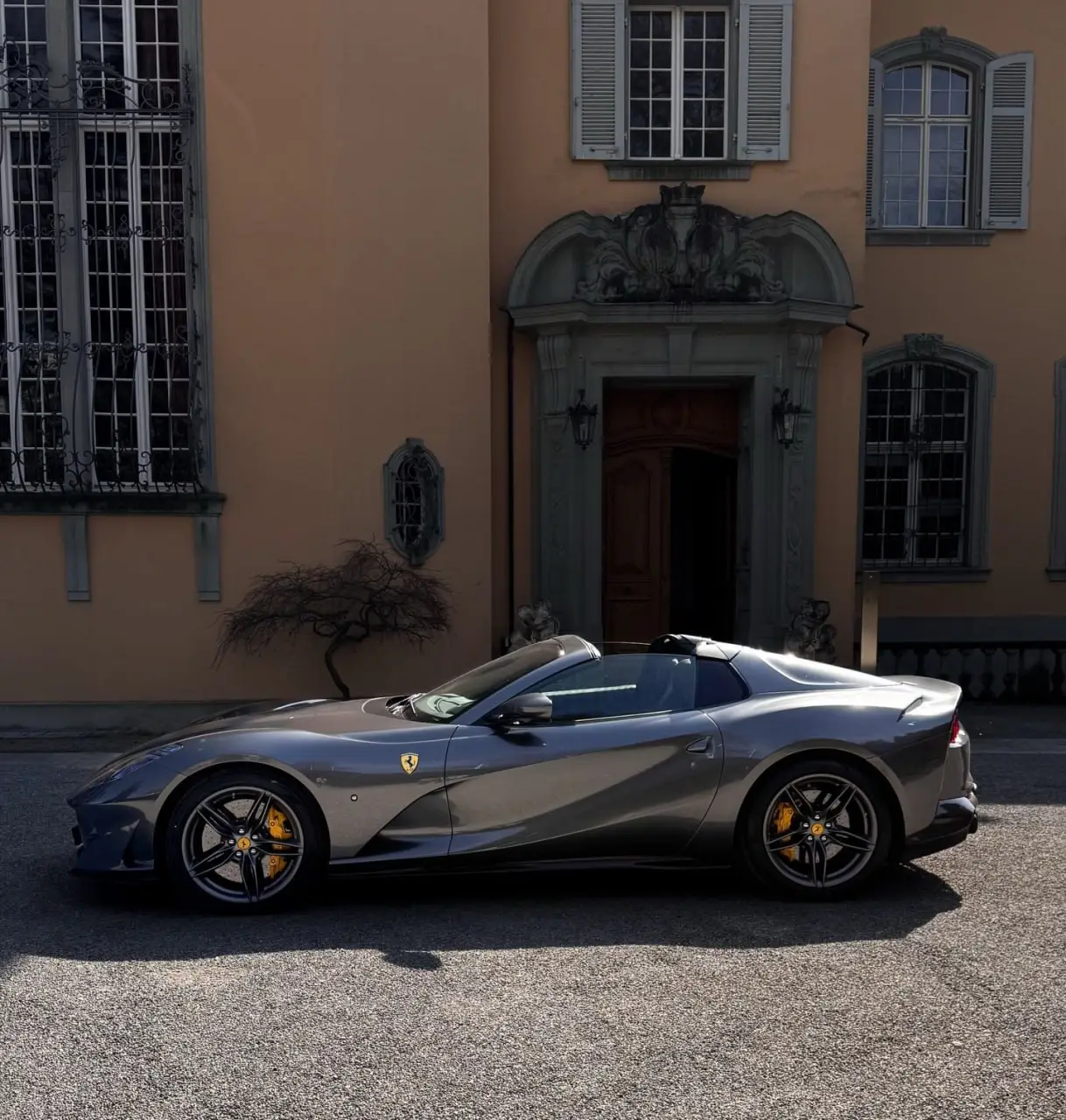 Ferrari 812 GTS 2024, Außenansicht — Super Car Rental Switzerland, Switzerland. Ferrari 812 GTS in Switzerland Der Ferrari 812 GTS 2024 steht in Switzerland als…