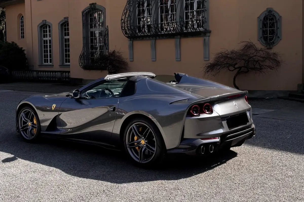 Ferrari 812 GTS 2024, Frontansicht — Super Car Rental Switzerland, Switzerland. Ferrari 812 GTS in Switzerland Der Ferrari 812 GTS 2024 steht in Switzerland als…