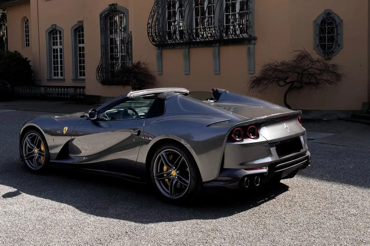 Ferrari 812 GTS 2024, Frontansicht — Super Car Rental Switzerland, Switzerland. Ferrari 812 GTS in Switzerland Der Ferrari 812 GTS 2024 steht in Switzerland als…