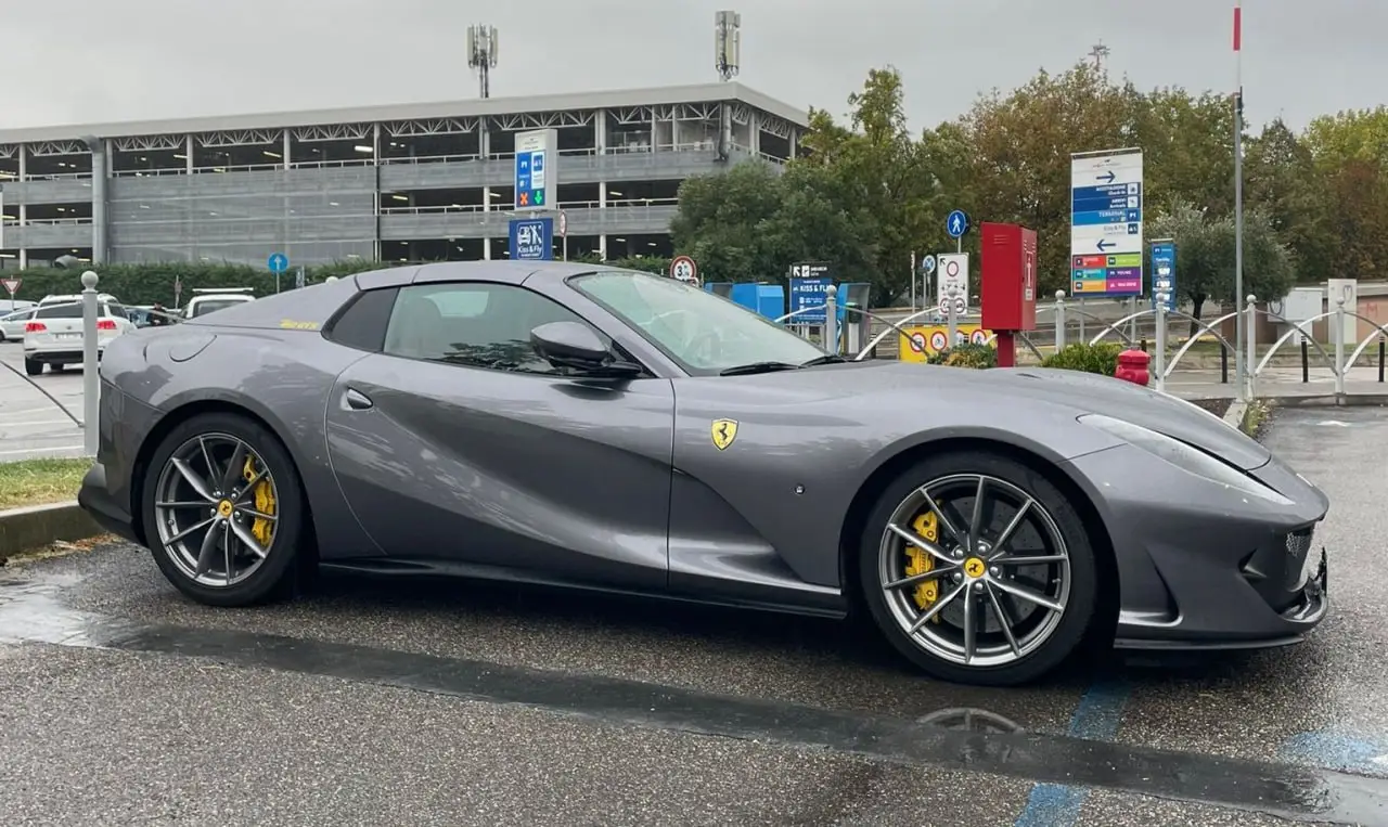 Ferrari 812 GTS 2024, Heckansicht — Super Car Rental Switzerland, Switzerland. Ferrari 812 GTS in Switzerland Der Ferrari 812 GTS 2024 steht in Switzerland als…