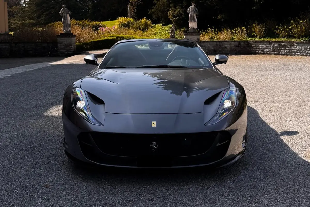 Ferrari 812 GTS 2024, Innenraum — Super Car Rental Switzerland, Switzerland. Ferrari 812 GTS in Switzerland Der Ferrari 812 GTS 2024 steht in Switzerland als…