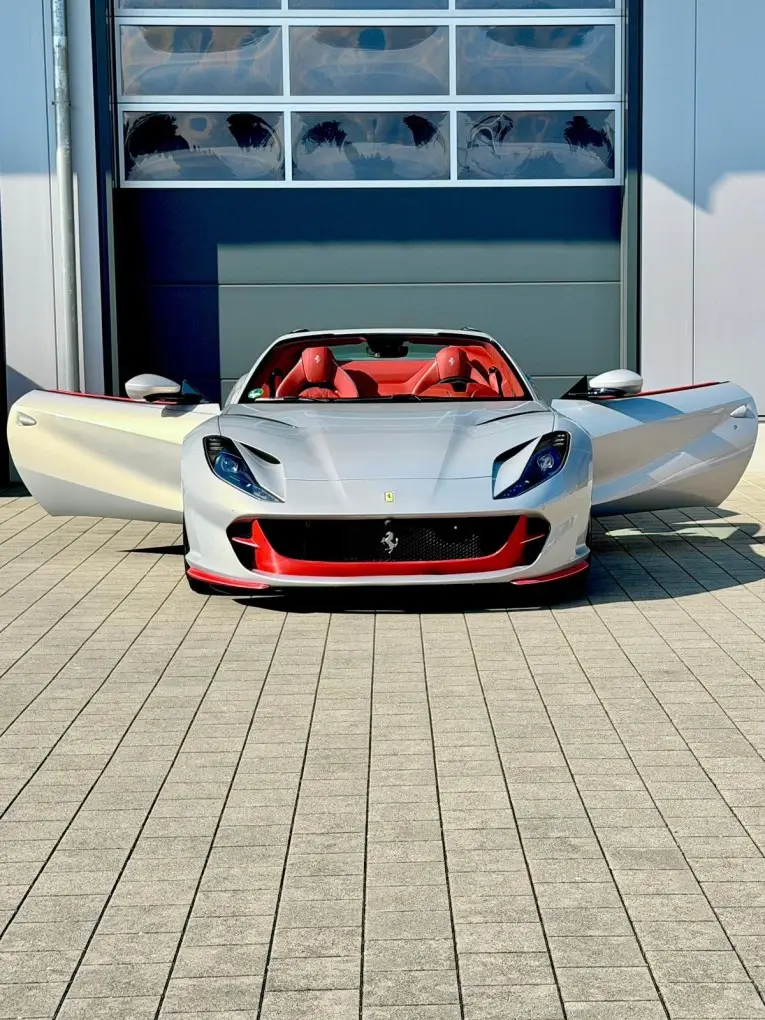 Ferrari 812 GTS 2024, esterno — Super Car Rental Switzerland, Switzerland. Ferrari 812 GTS in Switzerland La Ferrari 812 GTS 2024 è proposta a noleggio in Svizzera…