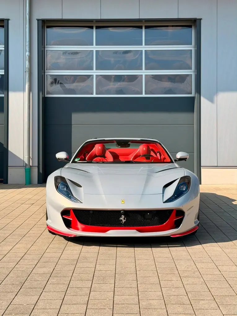 Ferrari 812 GTS 2024, vista frontale — Super Car Rental Switzerland, Switzerland. Ferrari 812 GTS in Switzerland La Ferrari 812 GTS 2024 è proposta a noleggio in Svizzera…