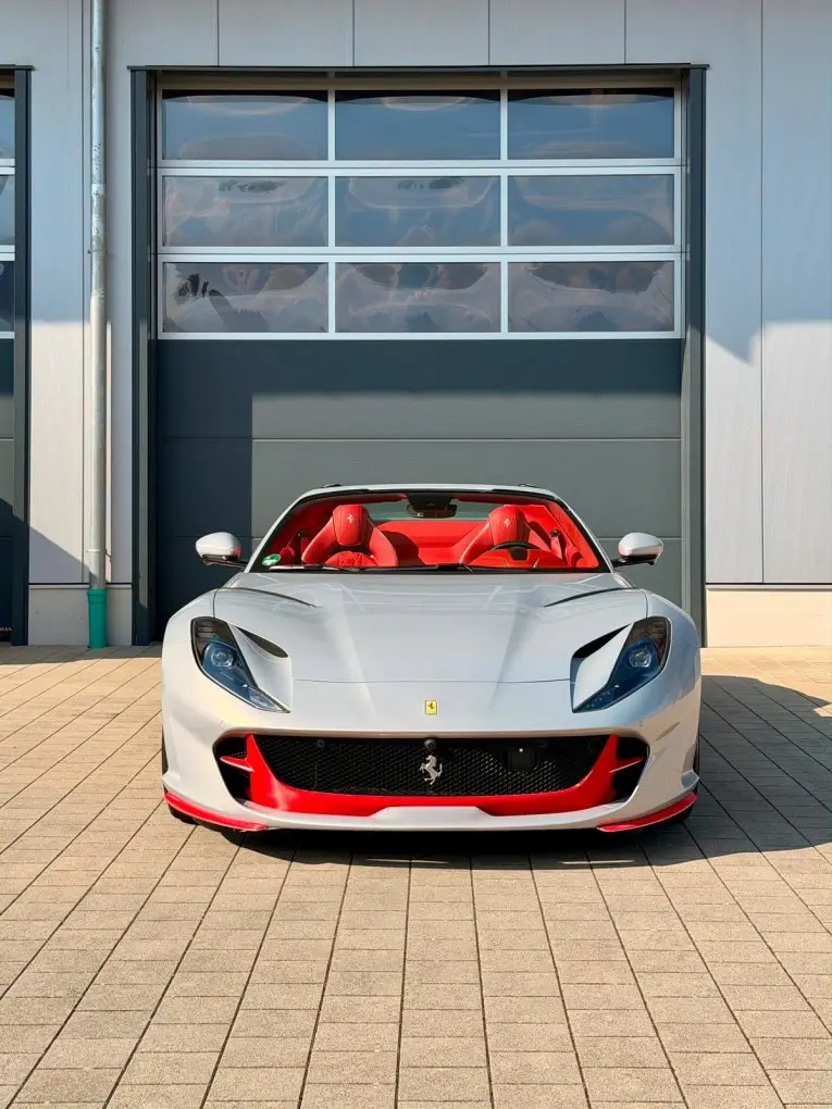 Ferrari 812 GTS 2024, vista frontale — Super Car Rental Switzerland, Switzerland. Ferrari 812 GTS in Switzerland La Ferrari 812 GTS 2024 è proposta a noleggio in Svizzera…
