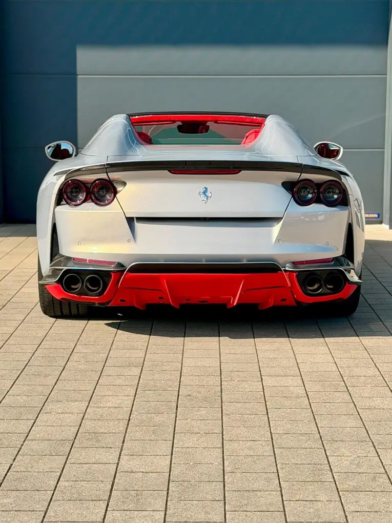 Ferrari 812 GTS 2024, vista posteriore — Super Car Rental Switzerland, Switzerland. Ferrari 812 GTS in Switzerland La Ferrari 812 GTS 2024 è proposta a noleggio in Svizzera…
