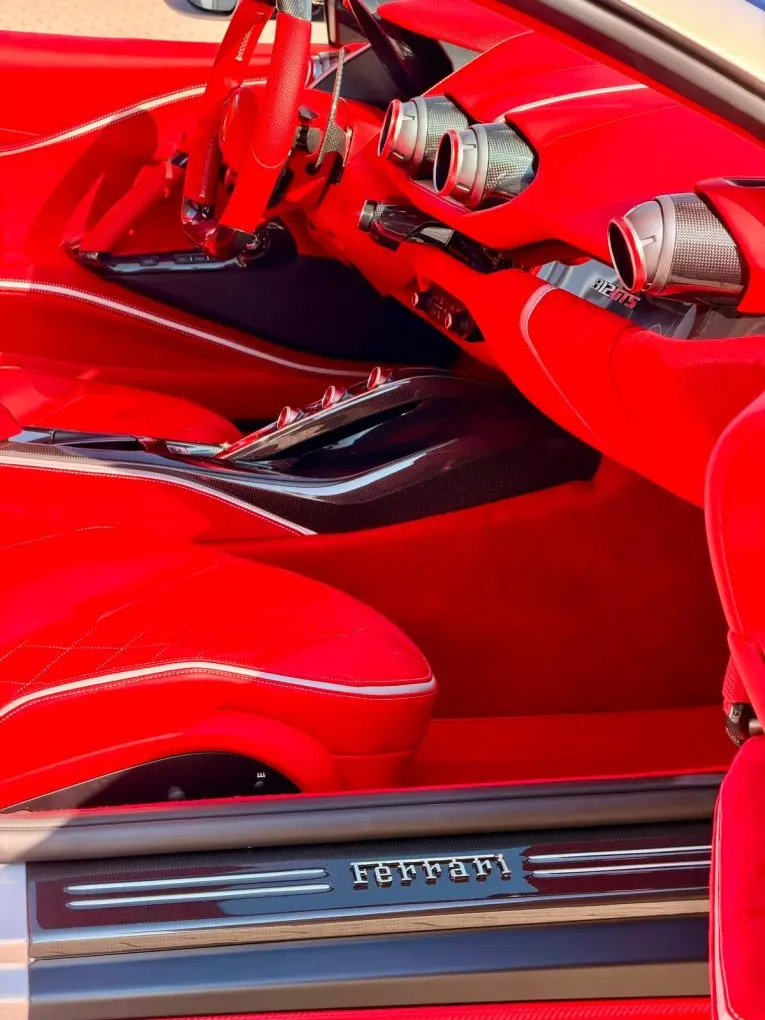 Ferrari 812 GTS 2024, interni — Super Car Rental Switzerland, Switzerland. Ferrari 812 GTS in Switzerland La Ferrari 812 GTS 2024 è proposta a noleggio in Svizzera…