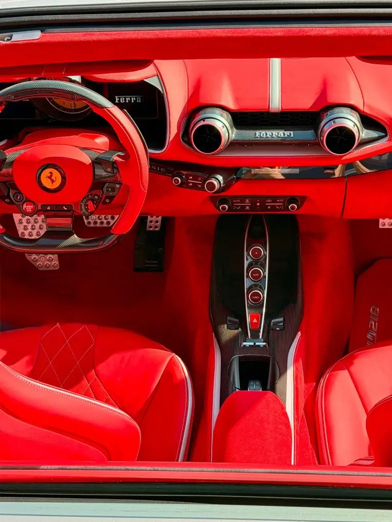 Ferrari 812 GTS 2024, cruscotto — Super Car Rental Switzerland, Switzerland. Ferrari 812 GTS in Switzerland La Ferrari 812 GTS 2024 è proposta a noleggio in Svizzera…