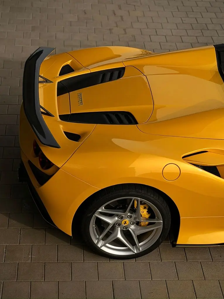 Ferrari F8 SPIDER 2023, Außenansicht — Super Car Rental Switzerland, Switzerland. Ferrari F8 SPIDER in Switzerland Der Ferrari F8 SPIDER 2023 steht in der Schweiz für die…