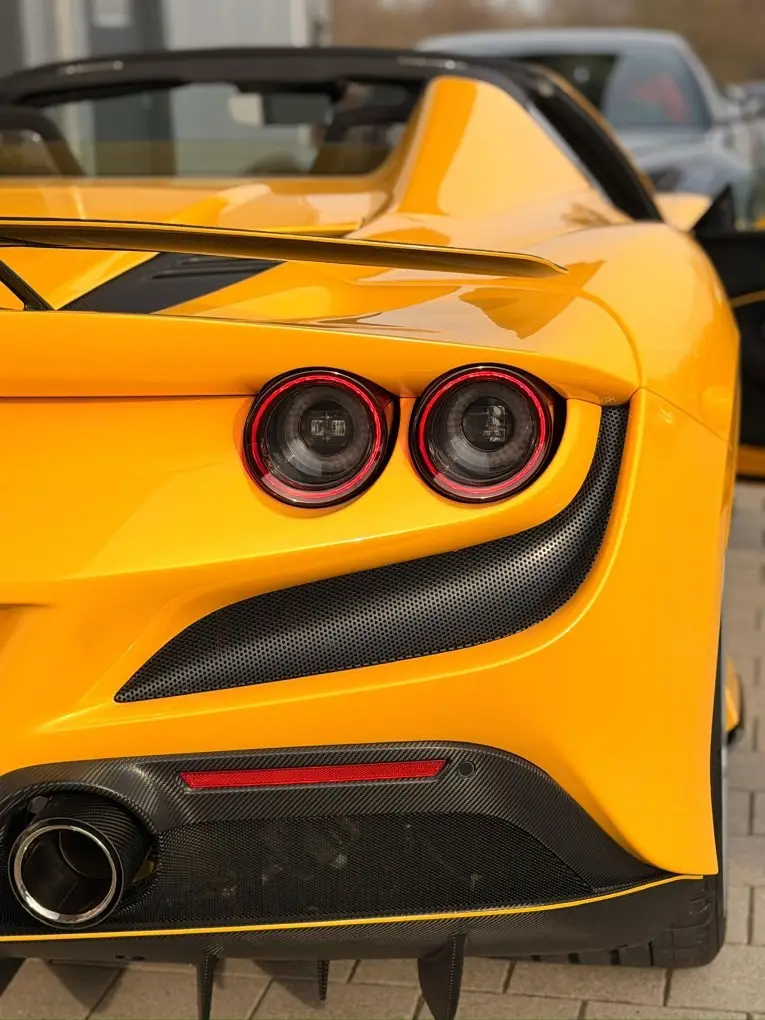 Ferrari F8 SPIDER 2023, Frontansicht — Super Car Rental Switzerland, Switzerland. Ferrari F8 SPIDER in Switzerland Der Ferrari F8 SPIDER 2023 steht in der Schweiz für die…