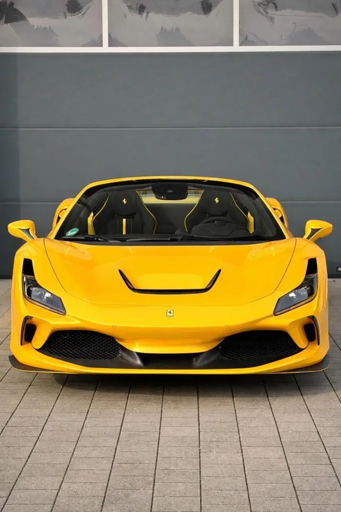 Ferrari F8 SPIDER 2023, Heckansicht — Super Car Rental Switzerland, Switzerland. Ferrari F8 SPIDER in Switzerland Der Ferrari F8 SPIDER 2023 steht in der Schweiz für die…