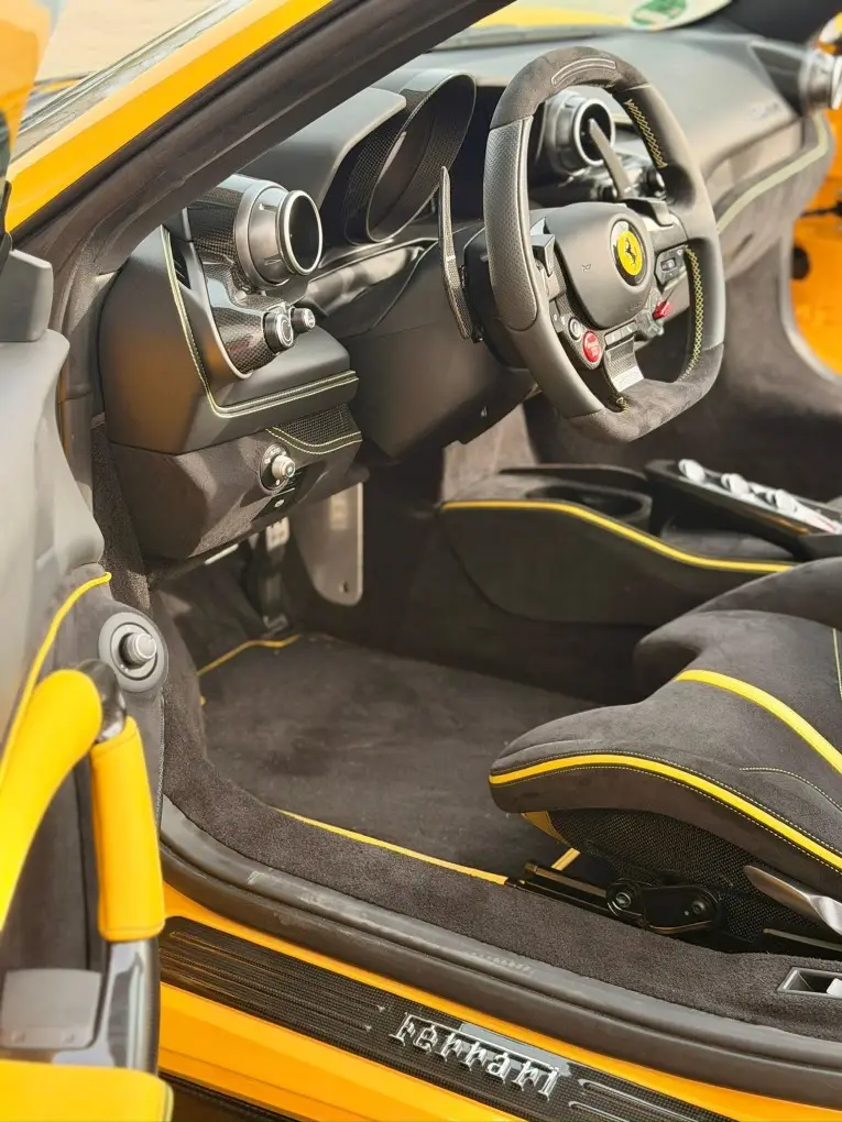 Ferrari F8 SPIDER 2023, Innenraum — Super Car Rental Switzerland, Switzerland. Ferrari F8 SPIDER in Switzerland Der Ferrari F8 SPIDER 2023 steht in der Schweiz für die…