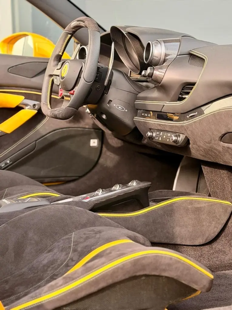 Ferrari F8 SPIDER 2023, Armaturenbrett — Super Car Rental Switzerland, Switzerland. Ferrari F8 SPIDER in Switzerland Der Ferrari F8 SPIDER 2023 steht in der Schweiz für die…