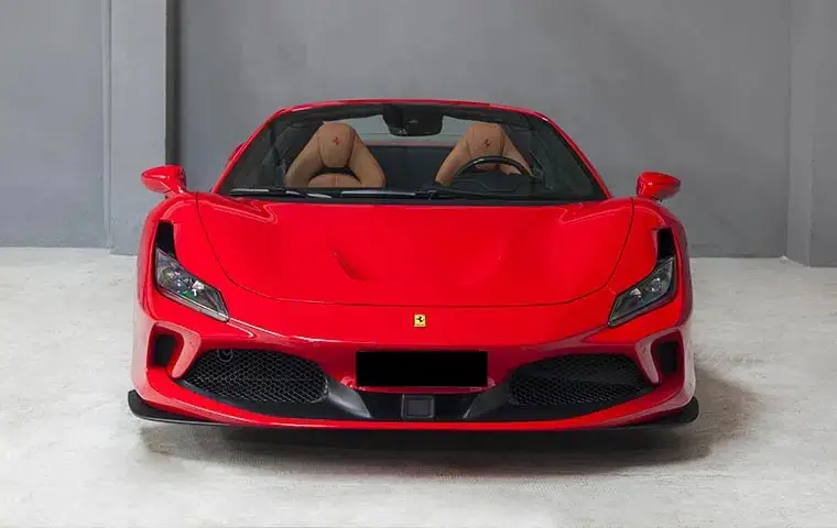 Ferrari F8 Tributo Spider Red 2023, Frontansicht — Super Car Rental Switzerland, Switzerland. Ferrari F8 Tributo Spider Red in Switzerland Der Ferrari F8 Tributo Spider Red aus dem…