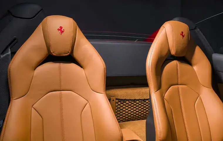 Ferrari F8 Tributo Spider Red 2023, Heckansicht — Super Car Rental Switzerland, Switzerland. Ferrari F8 Tributo Spider Red in Switzerland Der Ferrari F8 Tributo Spider Red aus dem…