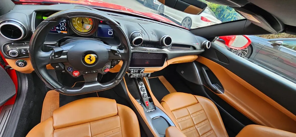 Ferrari Portofino M 2023, vue avant — Super Car Rental Switzerland, Switzerland. Ferrari Portofino M in Switzerland La Ferrari Portofino M 2023 est proposée à la location…