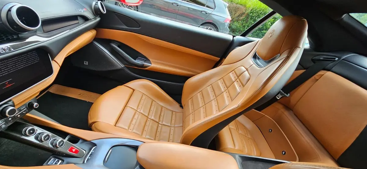 Ferrari Portofino M 2023, vue arrière — Super Car Rental Switzerland, Switzerland. Ferrari Portofino M in Switzerland La Ferrari Portofino M 2023 est proposée à la location…
