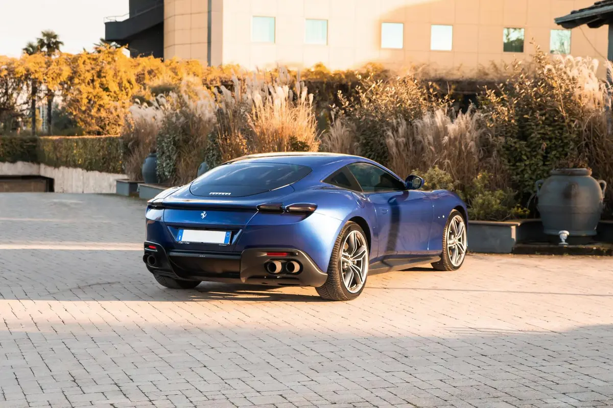 Ferrari Roma 2025, Frontansicht — Super Car Rental Switzerland, Switzerland. Ferrari Roma in Switzerland Der Ferrari Roma 2025 steht in der Schweiz zur Miete bereit…