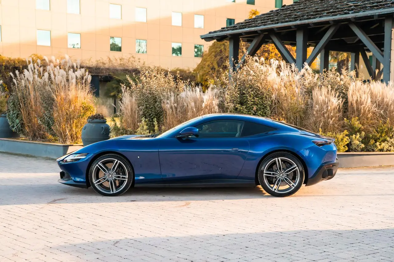 Ferrari Roma 2025, Heckansicht — Super Car Rental Switzerland, Switzerland. Ferrari Roma in Switzerland Der Ferrari Roma 2025 steht in der Schweiz zur Miete bereit…