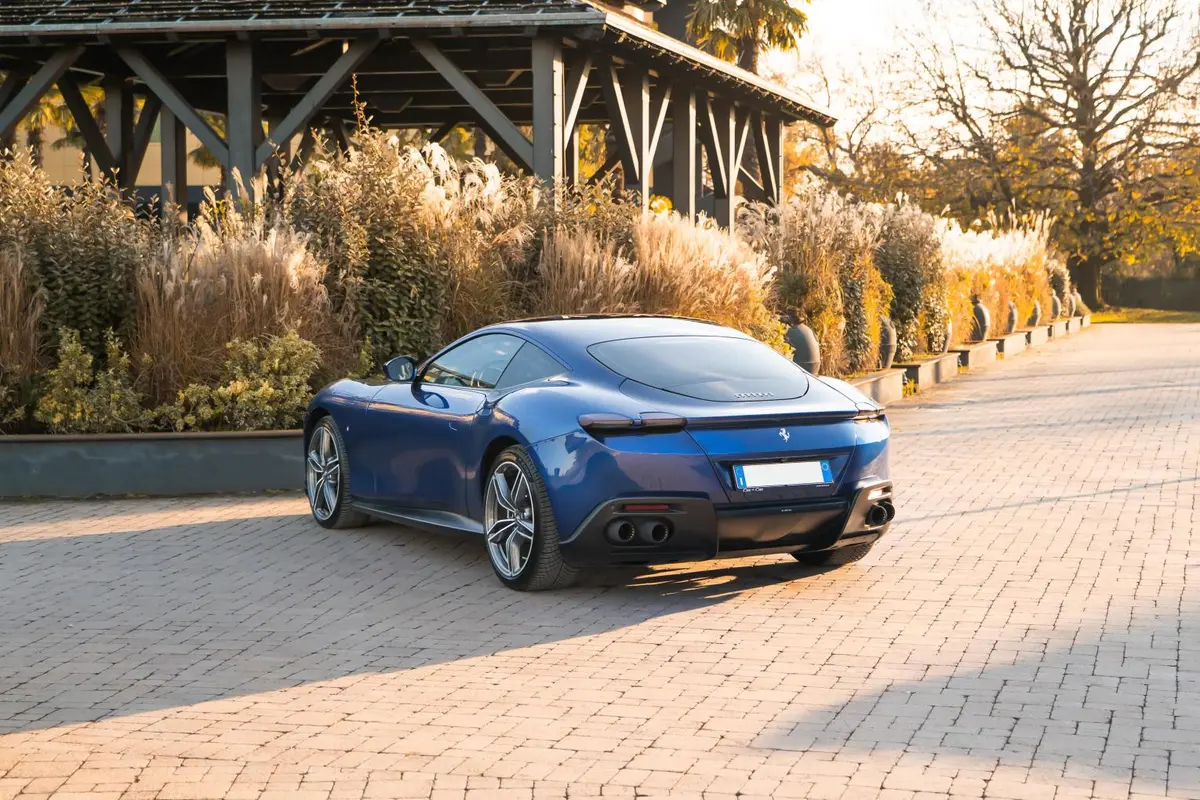 Ferrari Roma 2025, Innenraum — Super Car Rental Switzerland, Switzerland. Ferrari Roma in Switzerland Der Ferrari Roma 2025 steht in der Schweiz zur Miete bereit…