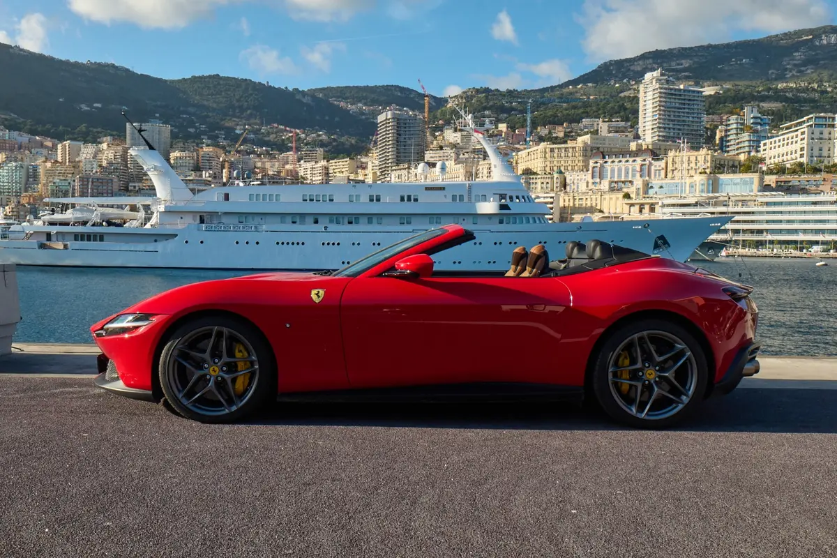 Ferrari Roma Spider 2024, Außenansicht — Super Car Rental Switzerland, Switzerland. Ferrari Roma Spider in Switzerland Der Ferrari Roma Spider aus dem Modelljahr 2024 steht…