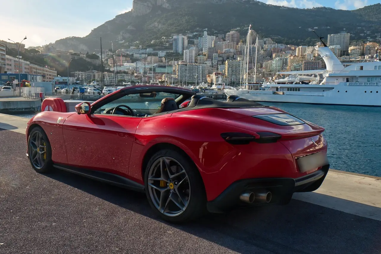 Ferrari Roma Spider 2024, Frontansicht — Super Car Rental Switzerland, Switzerland. Ferrari Roma Spider in Switzerland Der Ferrari Roma Spider aus dem Modelljahr 2024 steht…
