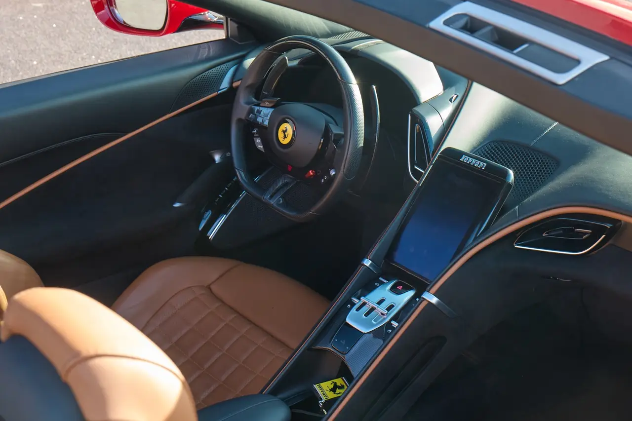 Ferrari Roma Spider 2024, Heckansicht — Super Car Rental Switzerland, Switzerland. Ferrari Roma Spider in Switzerland Der Ferrari Roma Spider aus dem Modelljahr 2024 steht…