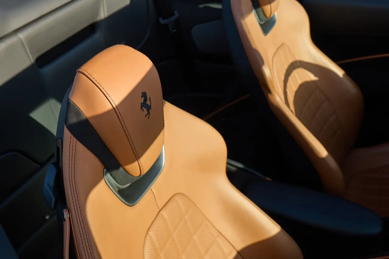Ferrari Roma Spider 2024, Innenraum — Super Car Rental Switzerland, Switzerland. Ferrari Roma Spider in Switzerland Der Ferrari Roma Spider aus dem Modelljahr 2024 steht…
