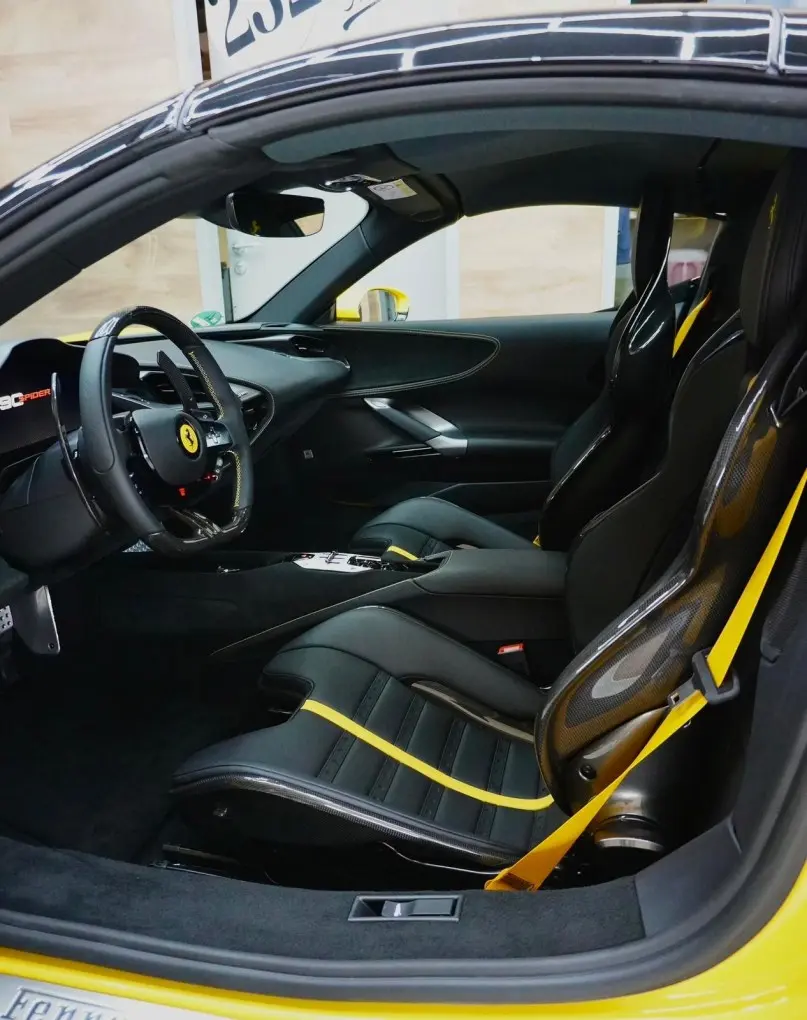 Ferrari SF90 Spider 2024, Außenansicht — Super Car Rental Switzerland, Switzerland. Ferrari SF90 Spider in Switzerland Der Ferrari SF90 Spider aus dem Jahr 2024 steht in der…