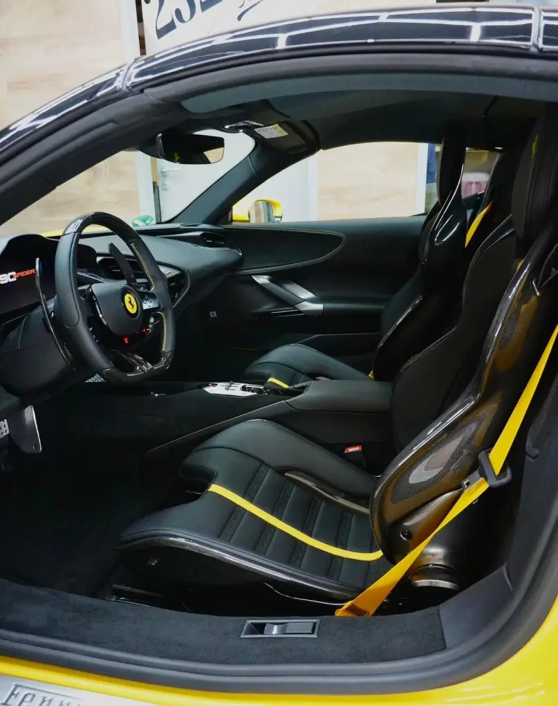 Ferrari SF90 Spider 2024, Außenansicht — Super Car Rental Switzerland, Switzerland. Ferrari SF90 Spider in Switzerland Der Ferrari SF90 Spider aus dem Jahr 2024 steht in der…