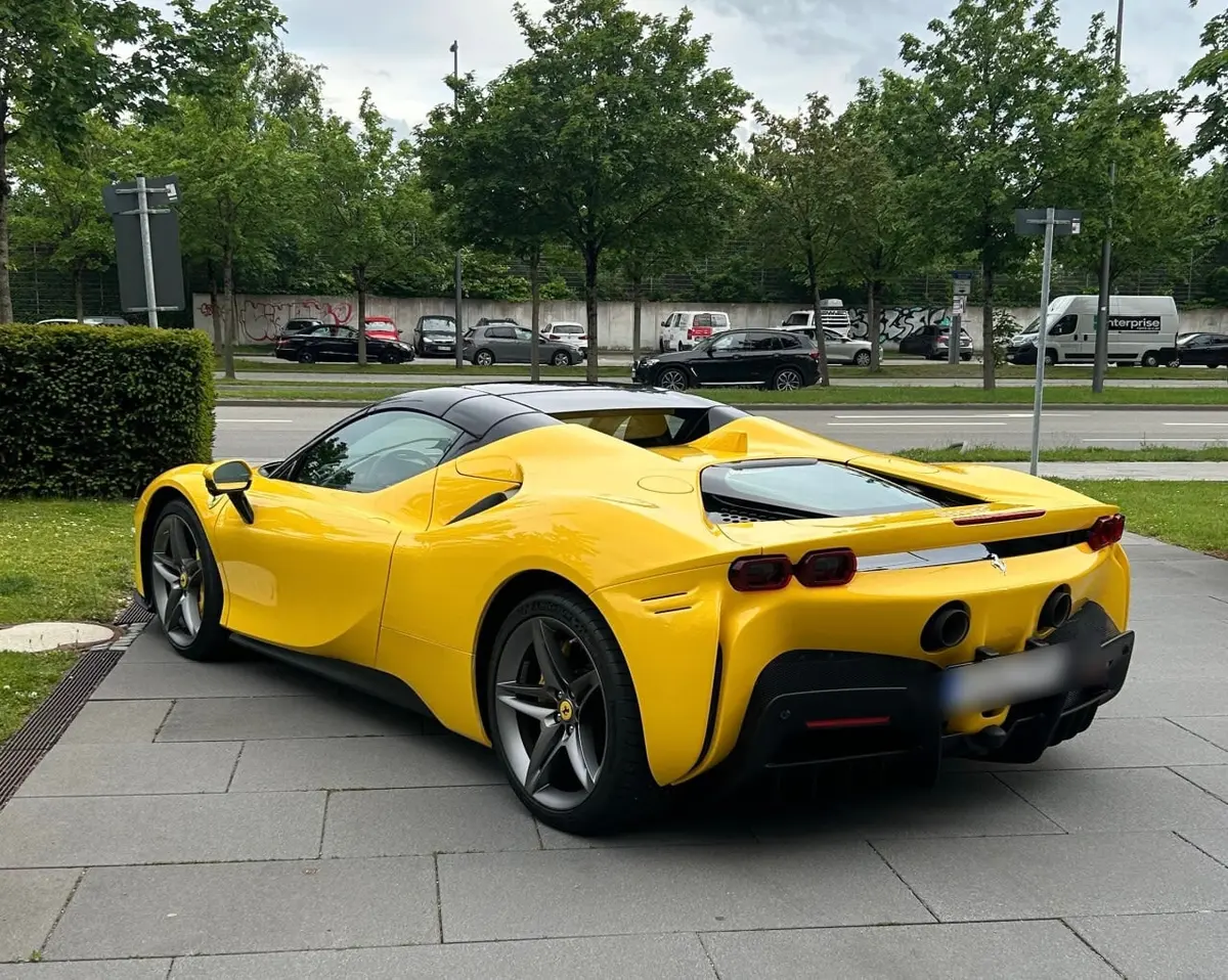 Ferrari SF90 Spider 2024, Frontansicht — Super Car Rental Switzerland, Switzerland. Ferrari SF90 Spider in Switzerland Der Ferrari SF90 Spider aus dem Jahr 2024 steht in der…