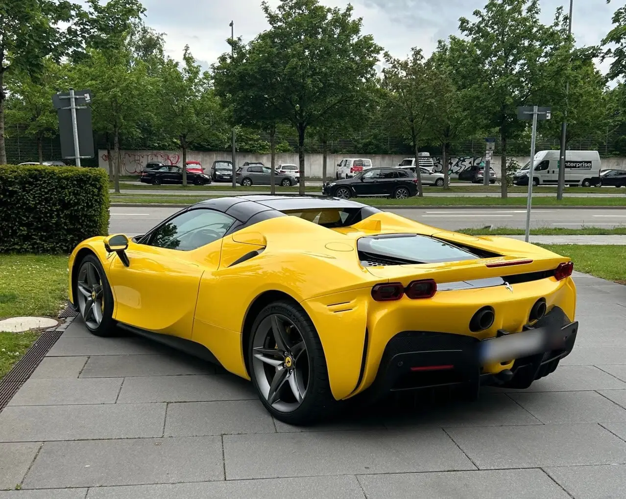 Ferrari SF90 Spider 2024, Frontansicht — Super Car Rental Switzerland, Switzerland. Ferrari SF90 Spider in Switzerland Der Ferrari SF90 Spider aus dem Jahr 2024 steht in der…