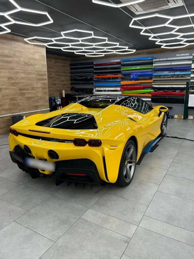 Ferrari SF90 Spider 2024, Heckansicht — Super Car Rental Switzerland, Switzerland. Ferrari SF90 Spider in Switzerland Der Ferrari SF90 Spider aus dem Jahr 2024 steht in der…