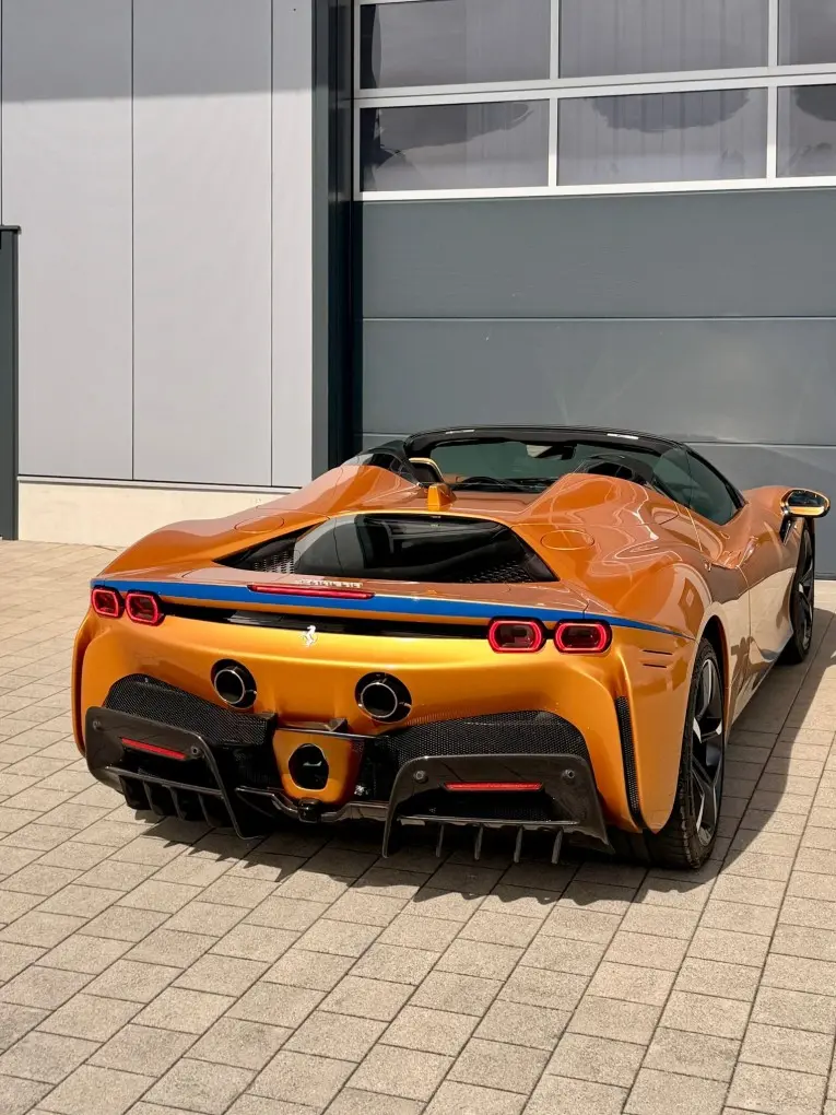 Ferrari SF90 Spider Tailor Made 2025, Innenraum — Super Car Rental Switzerland, Switzerland. Ferrari SF90 Spider Tailor Made in Switzerland Der Ferrari SF90 Spider Tailor Made 2025…