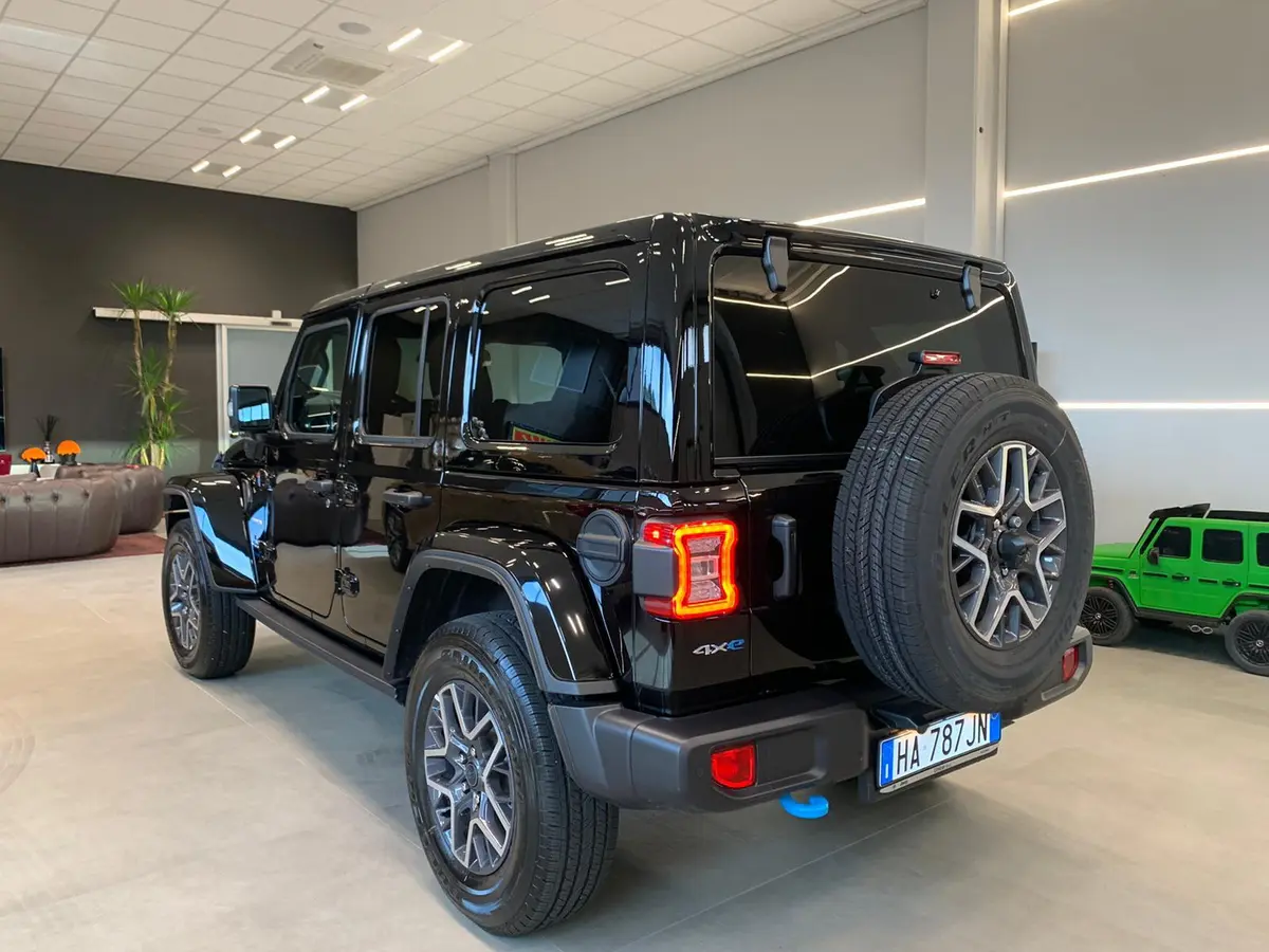 Jeep Wrangler 2025, Außenansicht — Super Car Rental Switzerland, Switzerland. Jeep Wrangler in Switzerland Der Jeep Wrangler 2025 steht in der Schweiz zur Miete bereit…