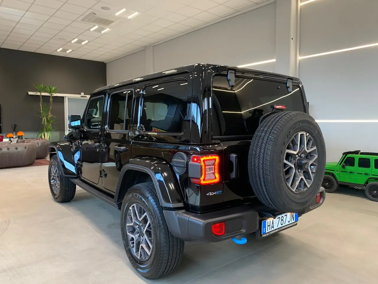 Jeep Wrangler 2025, Außenansicht — Super Car Rental Switzerland, Switzerland. Jeep Wrangler in Switzerland Der Jeep Wrangler 2025 steht in der Schweiz zur Miete bereit…
